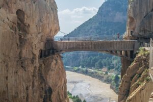 Puente del Caminito del Rey rodeado de montañas.