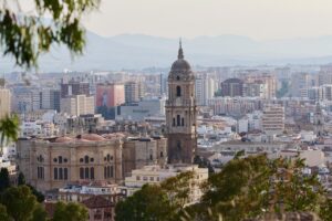 Imagen panorámica de Málaga, con la Catedral como protagonista y la ciudad extendiéndose en el horizonte.