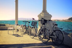 Mirador de El Balneario con bicicletas frente al mar en Málaga.